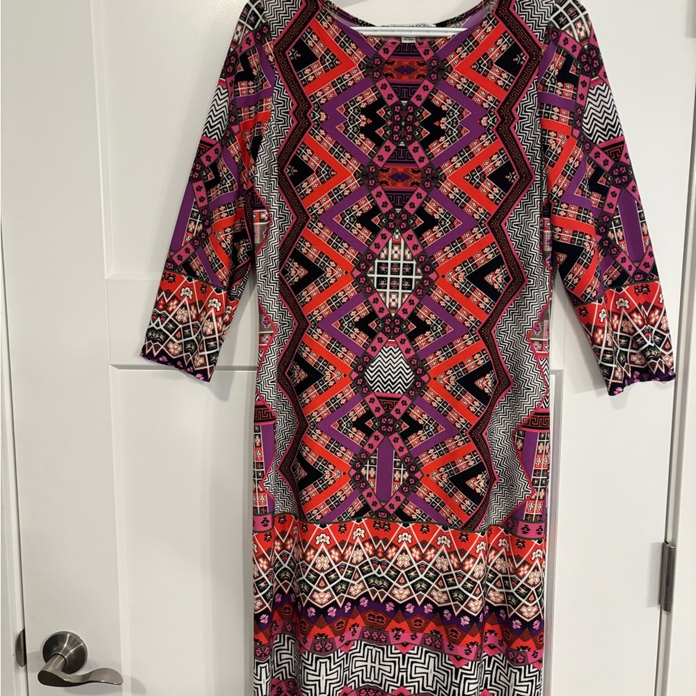 MAGGY LONDON DRESS SHIFT SIZE 10
SLIP ON STYLISH RETRO GEOMETRIC DESIGN